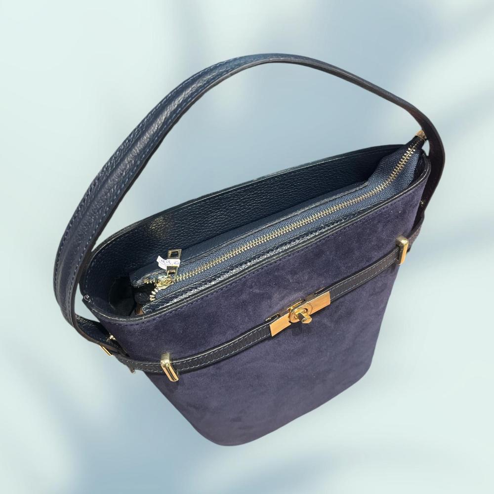 Borsa a secchiello in camoscio blu scuro con dettagli dorati e tracolla regolabile, stile elegante e raffinato.
