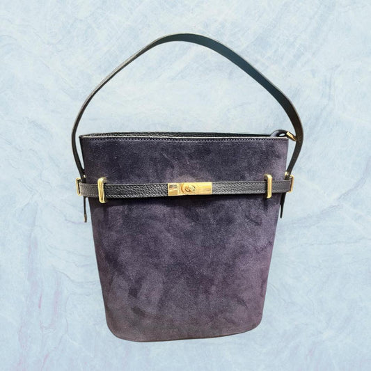 Borsa a secchiello in camoscio blu scuro con dettagli dorati e tracolla regolabile, stile elegante e raffinato.
