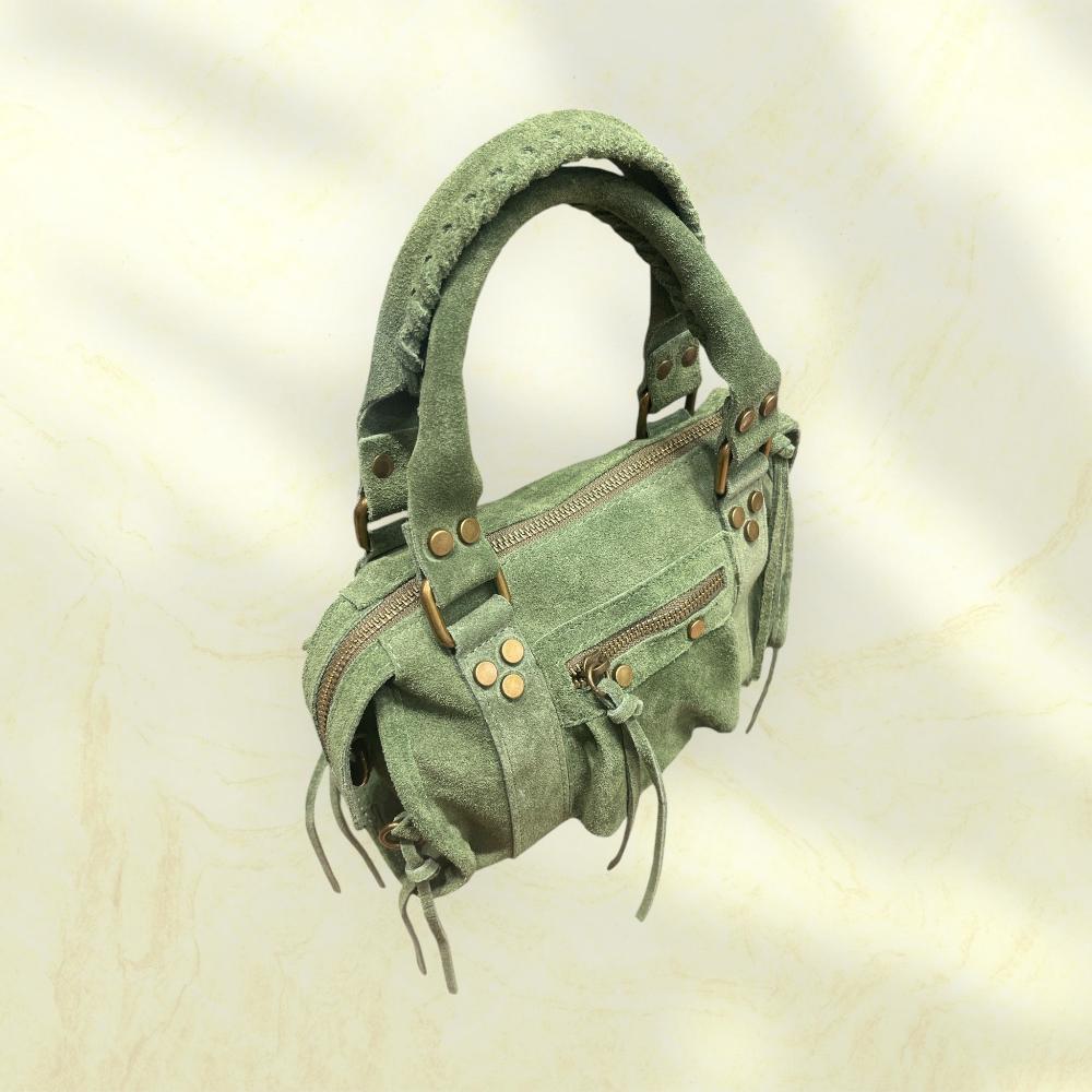 Borsa in pelle scamosciata verde con dettagli dorati e maniglie comode, stile elegante e funzionale.
