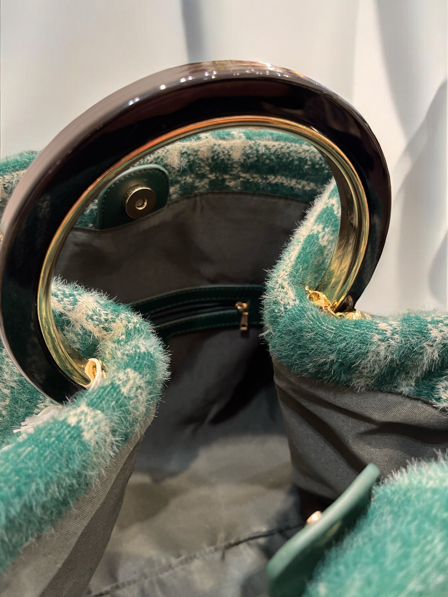 Borsa in Lana Verde con Manico Circolare - Stile Artigianale Unico