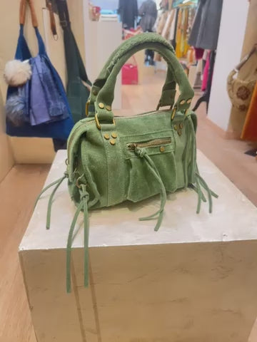Borsa in pelle scamosciata verde con dettagli dorati e maniglie comode, stile elegante e funzionale.
