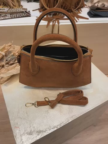 Borsa in pelle scamosciata marrone chiaro con maniglie comode e dettagli metallici, elegante e versatile.
